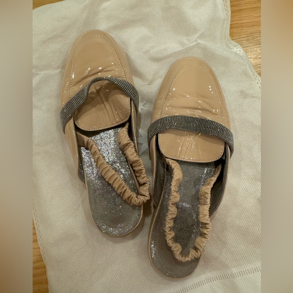 Brunello Cucinelli girls mules. Beige patent leather with a sparkly strap!😍